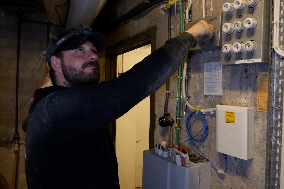 En elektriker från Fixit arbetar i en elcentral