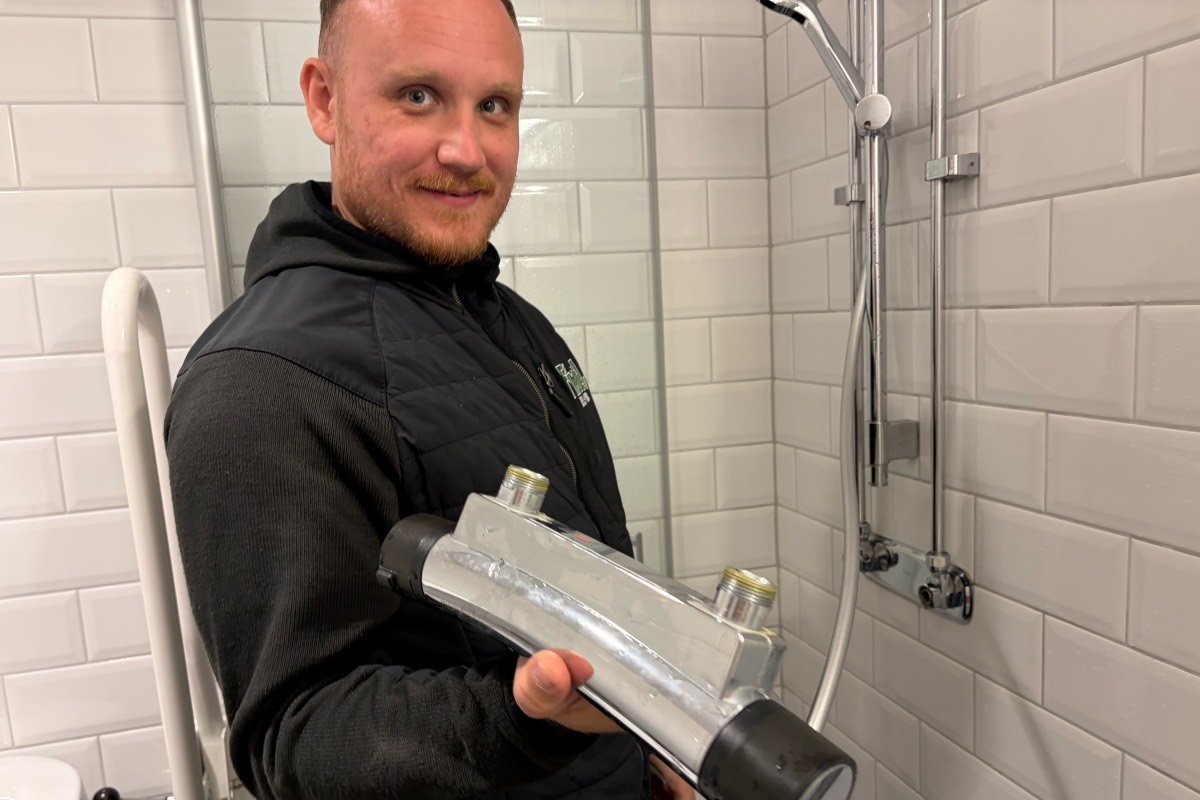 En av Fixits montörer med en ny termostatblandare